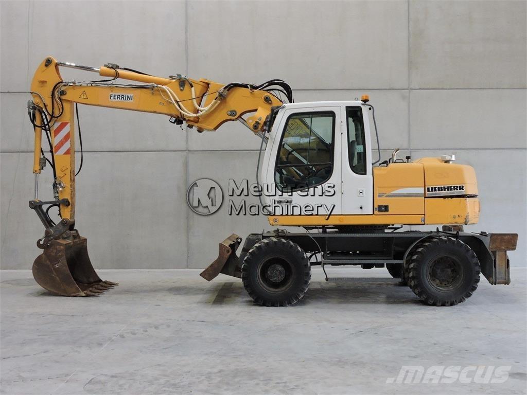 Liebherr A312 Gumikerekes kotrók
