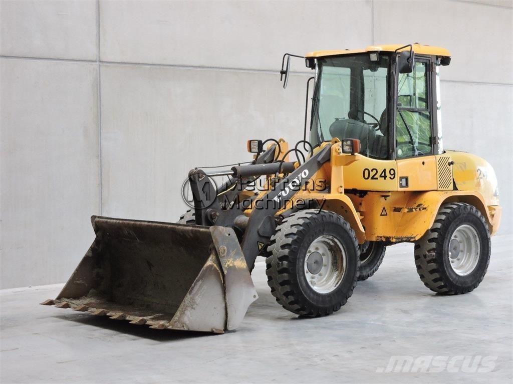 Volvo L30B Gumikerekes homlokrakodók