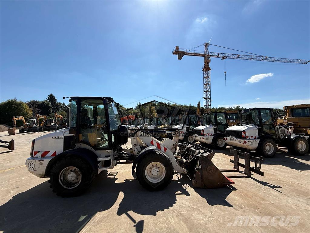 CAT 908 M Gumikerekes homlokrakodók
