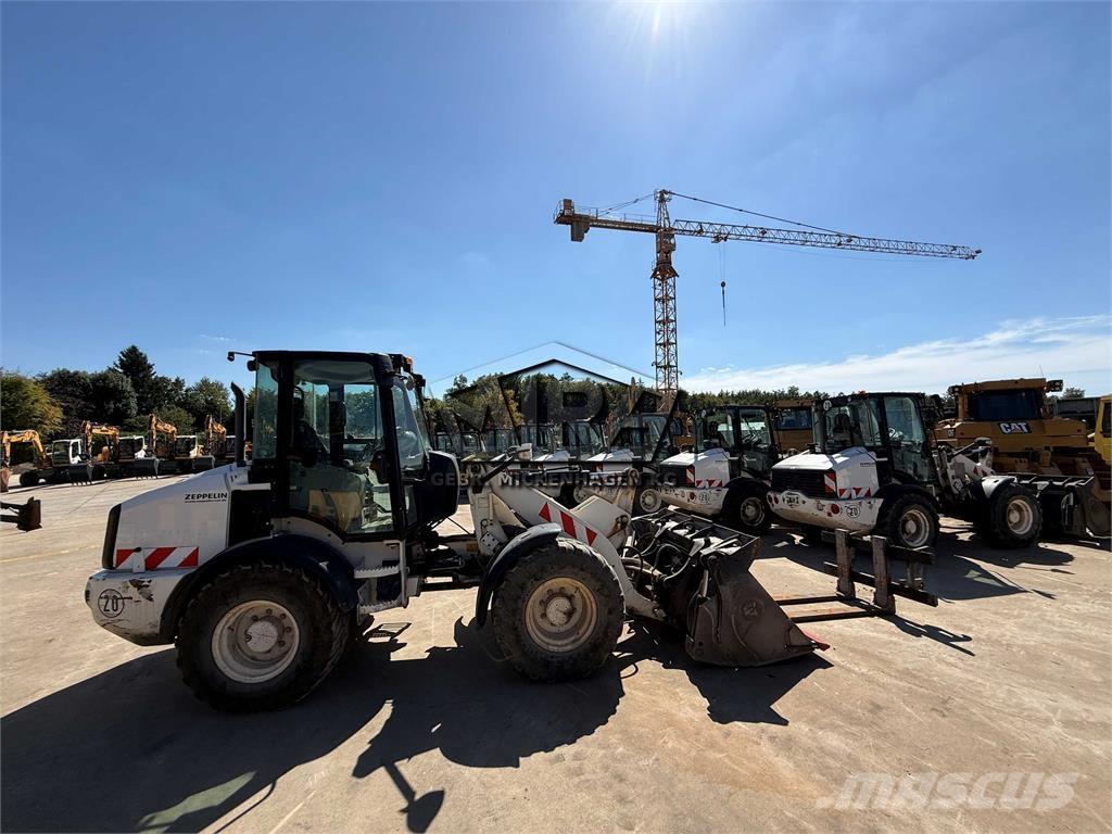 CAT 908 M Gumikerekes homlokrakodók
