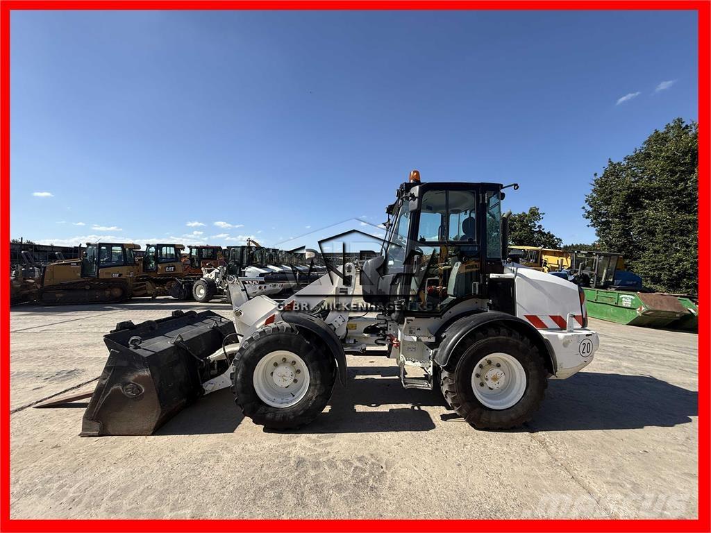 CAT 908M Gumikerekes homlokrakodók