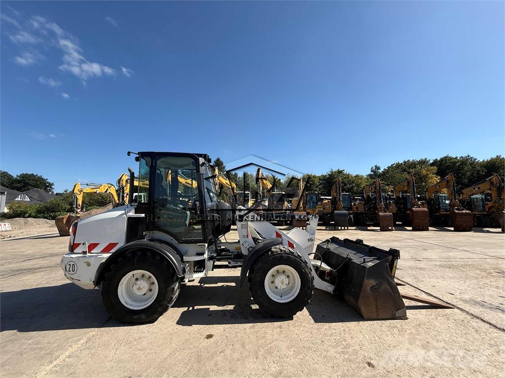 CAT 908M Gumikerekes homlokrakodók