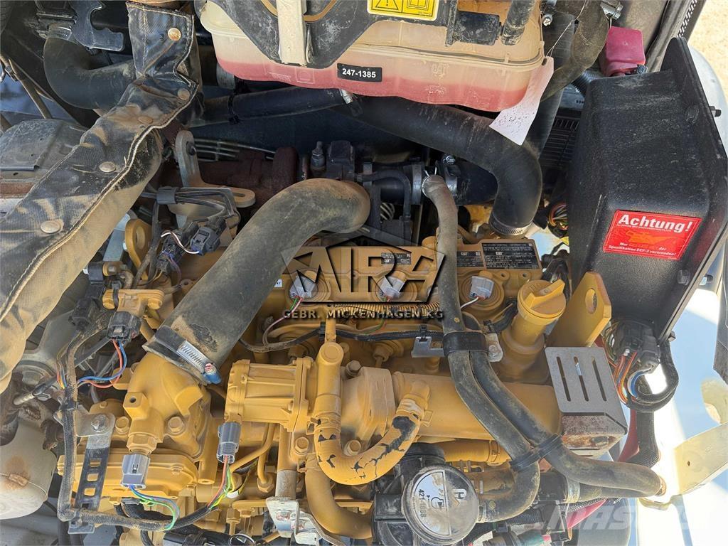 CAT 908M Gumikerekes homlokrakodók