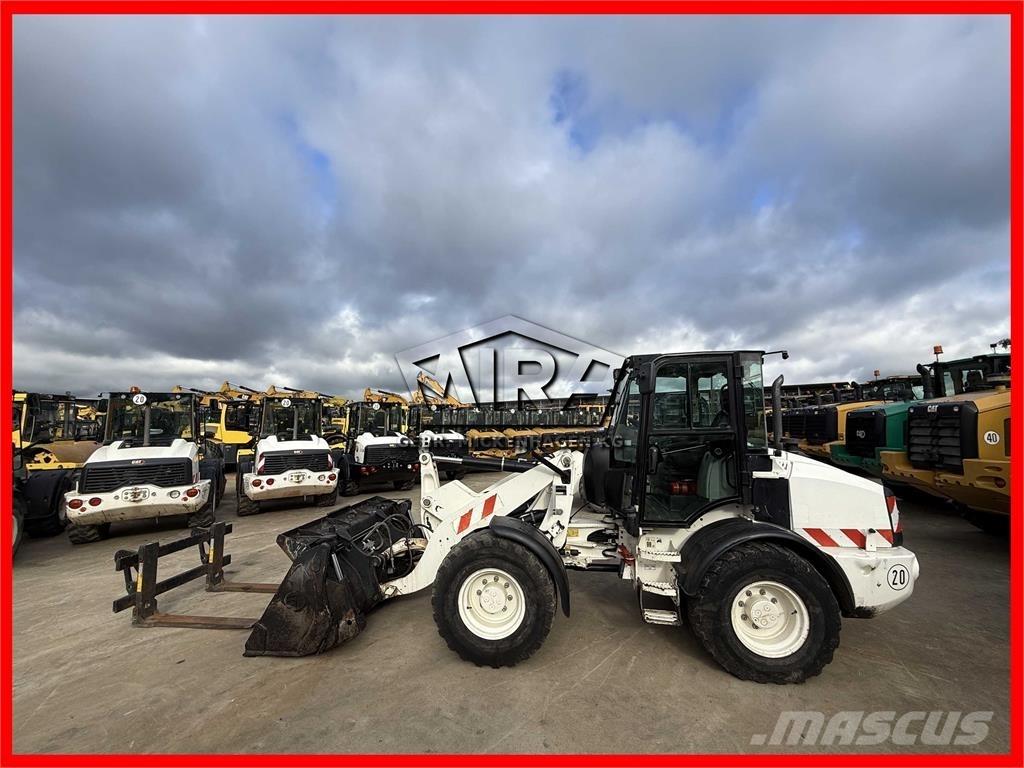 CAT 908M Gumikerekes homlokrakodók