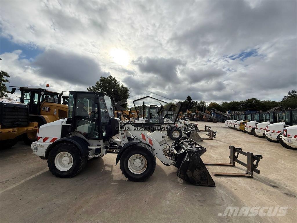 CAT 908M Gumikerekes homlokrakodók