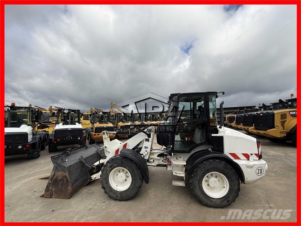 CAT 908M Gumikerekes homlokrakodók