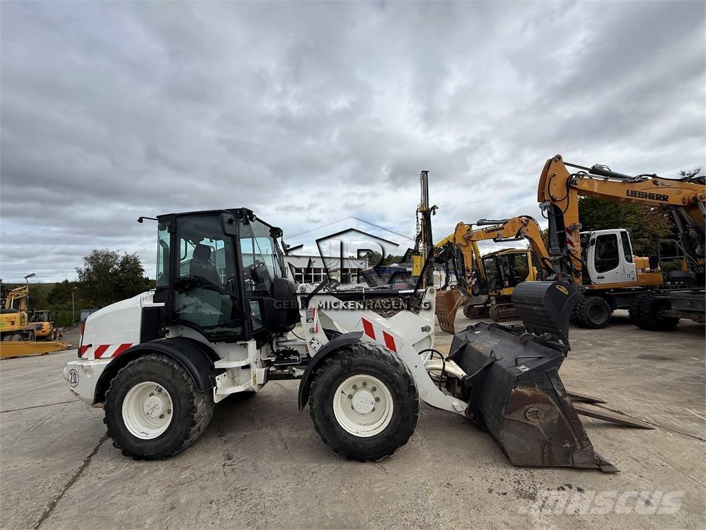 CAT 908M Gumikerekes homlokrakodók