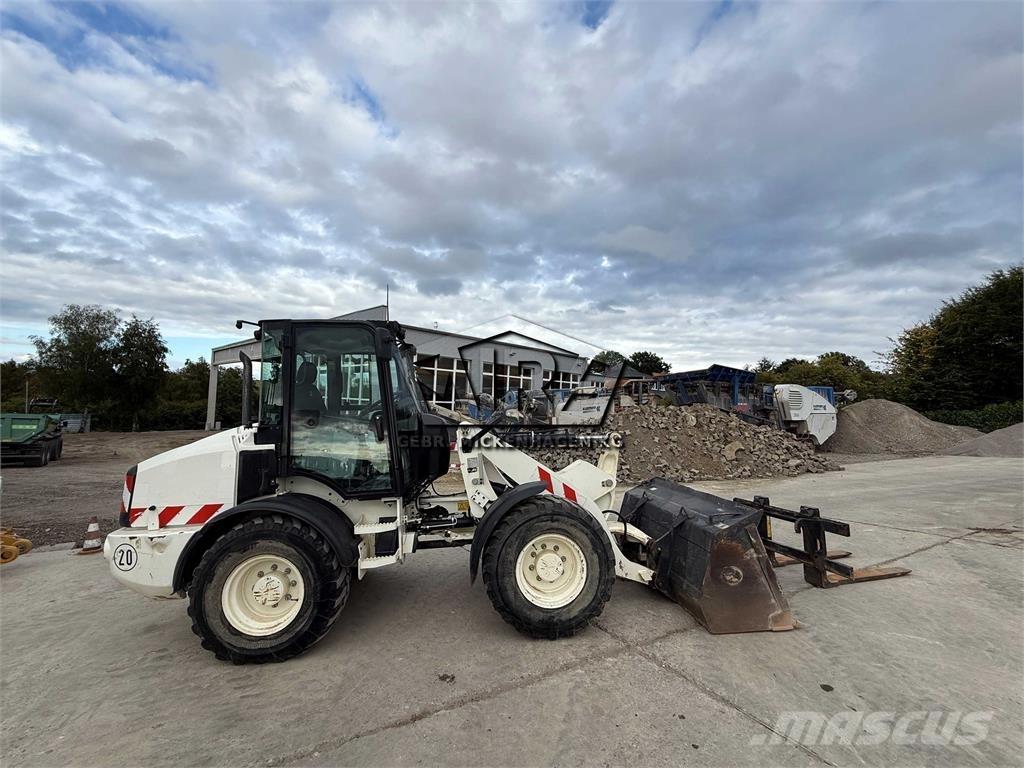 CAT 908M Gumikerekes homlokrakodók