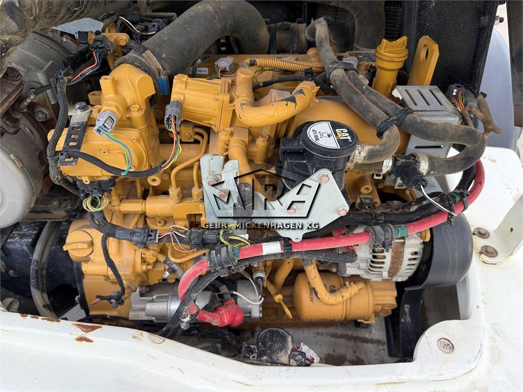 CAT 908M Gumikerekes homlokrakodók