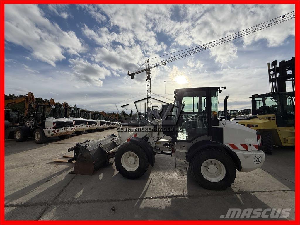 CAT 908M Gumikerekes homlokrakodók