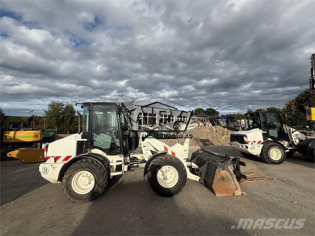 CAT 908M Gumikerekes homlokrakodók