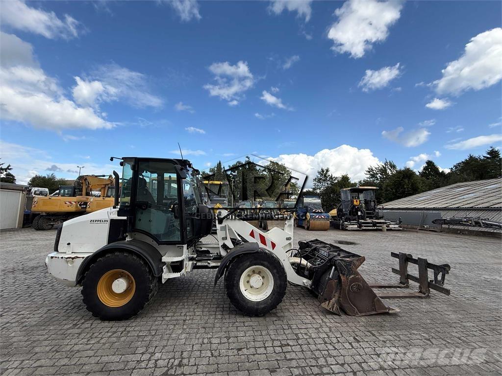CAT 908M Gumikerekes homlokrakodók