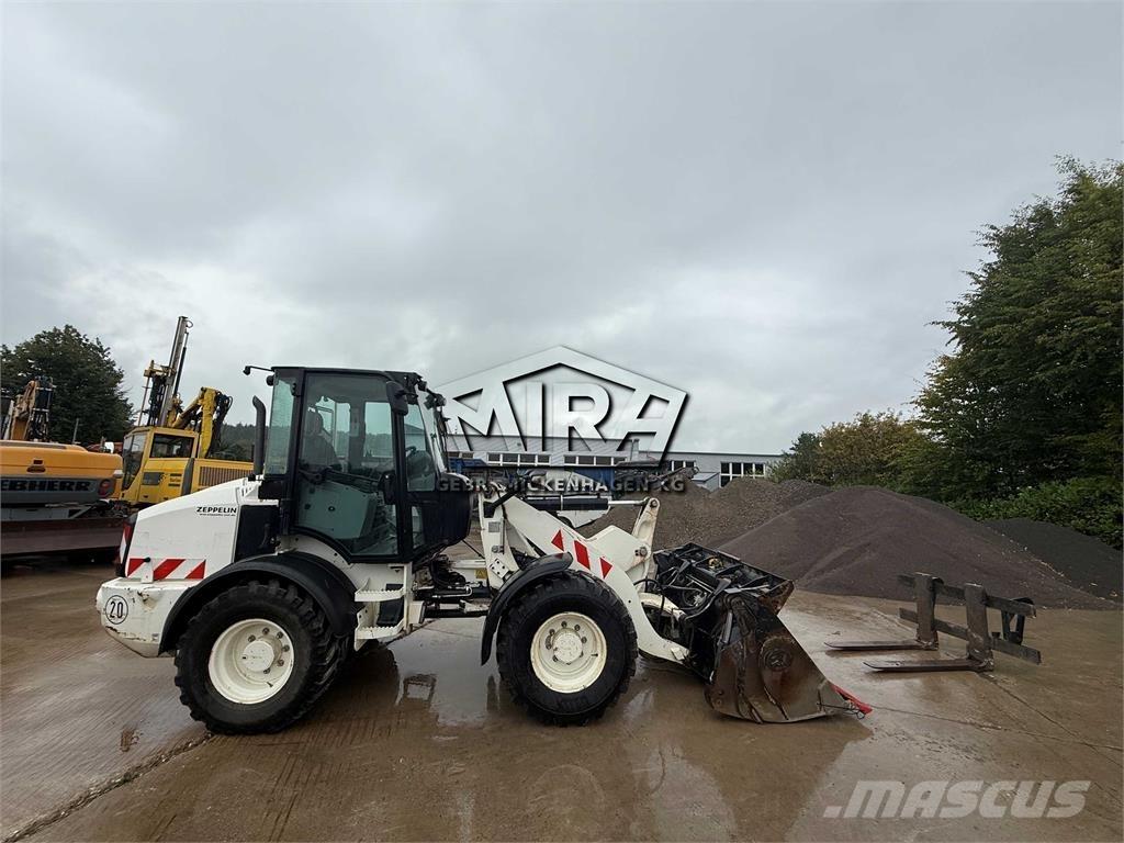 CAT 908M Gumikerekes homlokrakodók