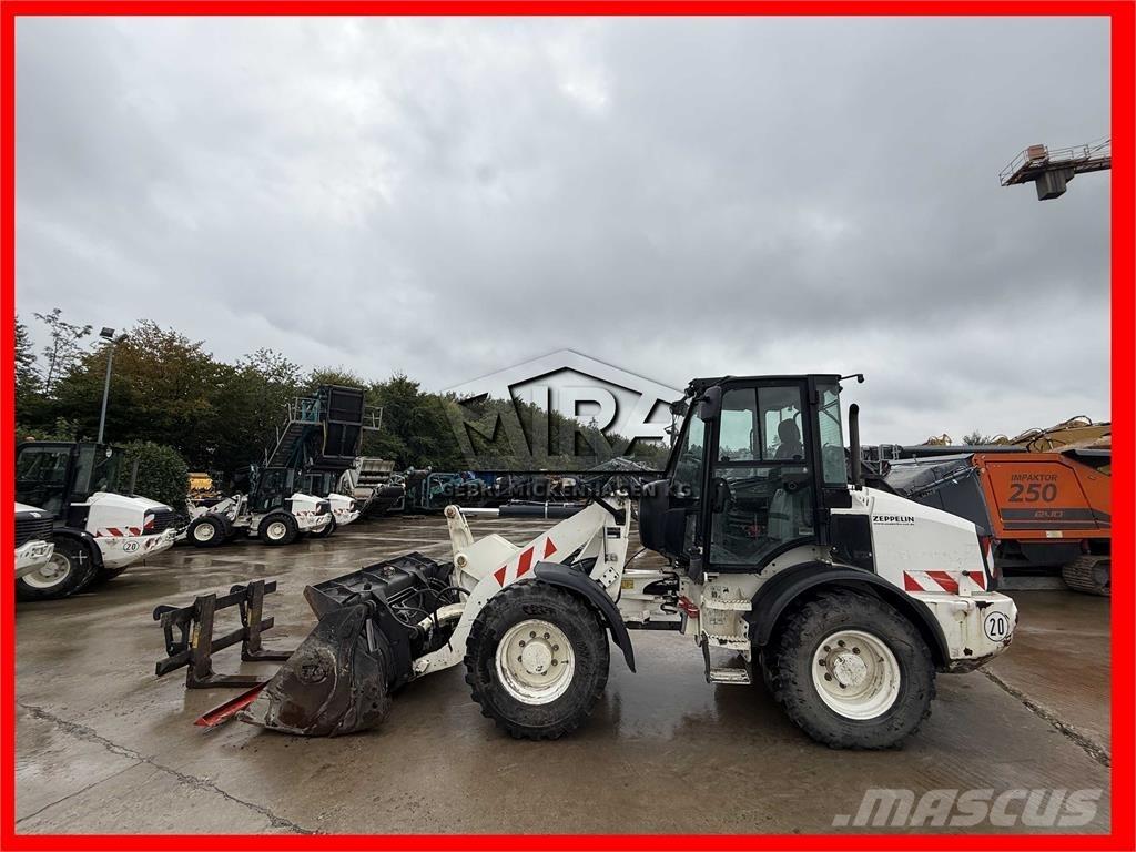 CAT 908M Gumikerekes homlokrakodók