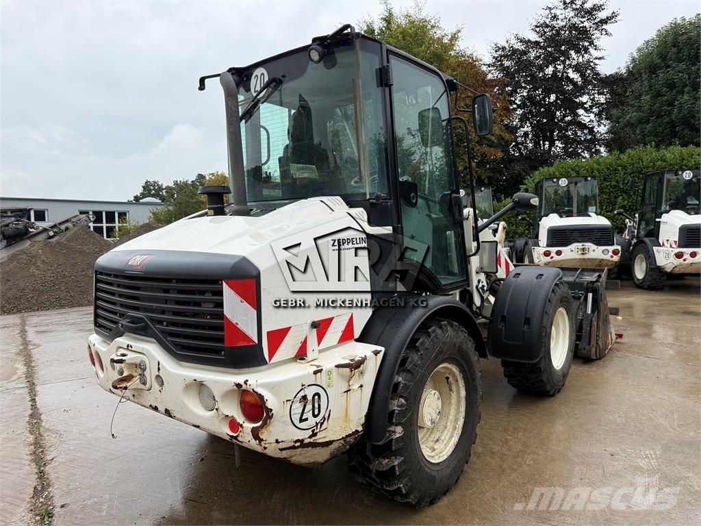 CAT 908M Gumikerekes homlokrakodók