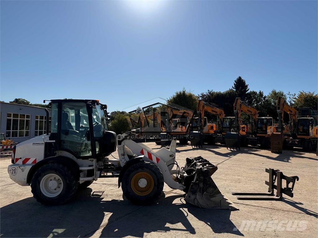 CAT 908M Gumikerekes homlokrakodók