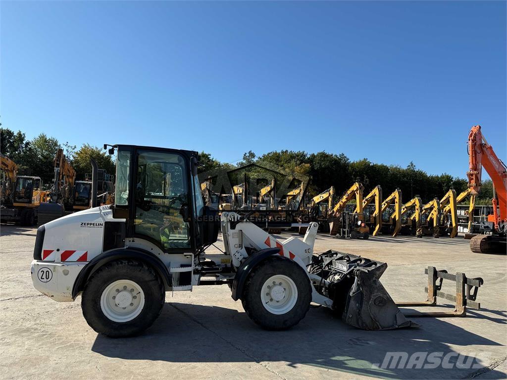 CAT 908M Gumikerekes homlokrakodók