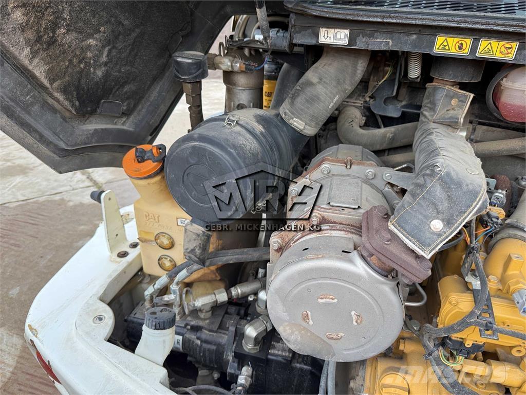 CAT 908M Gumikerekes homlokrakodók