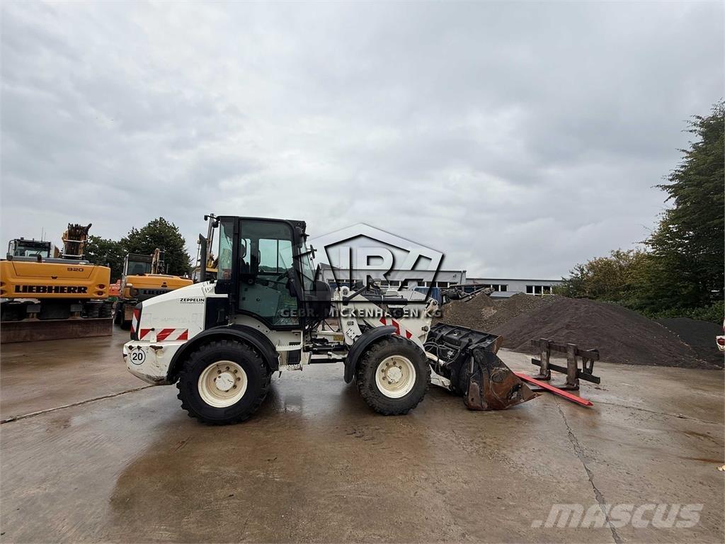 CAT 908M Gumikerekes homlokrakodók