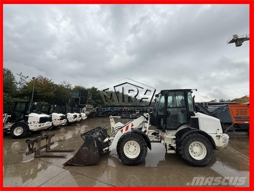 CAT 908M Gumikerekes homlokrakodók