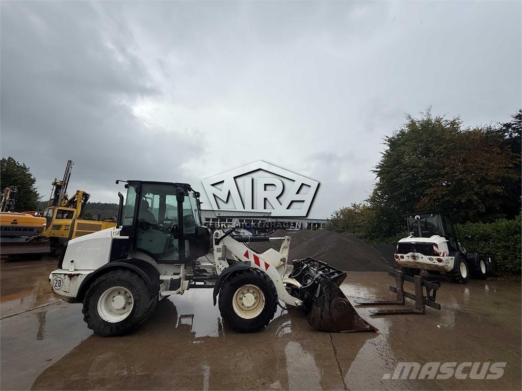 CAT 908M Gumikerekes homlokrakodók