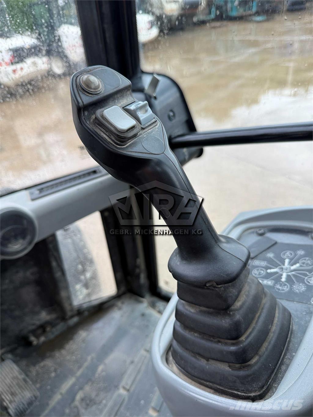 CAT 908M Gumikerekes homlokrakodók