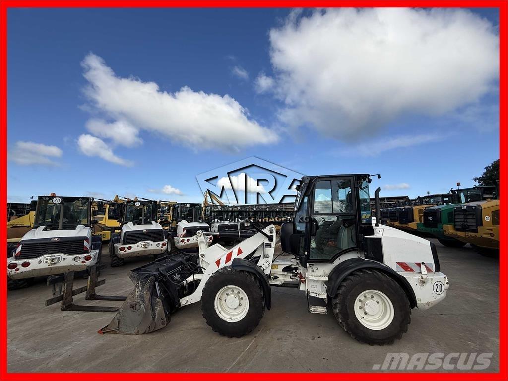 CAT 908M Gumikerekes homlokrakodók