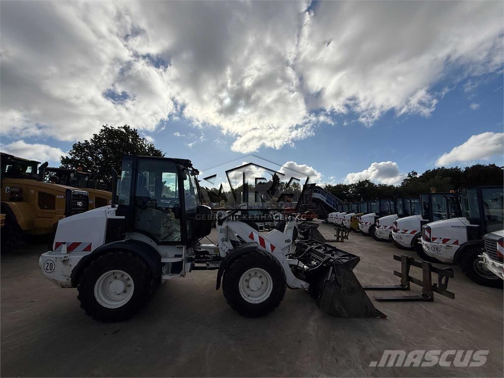 CAT 908M Gumikerekes homlokrakodók