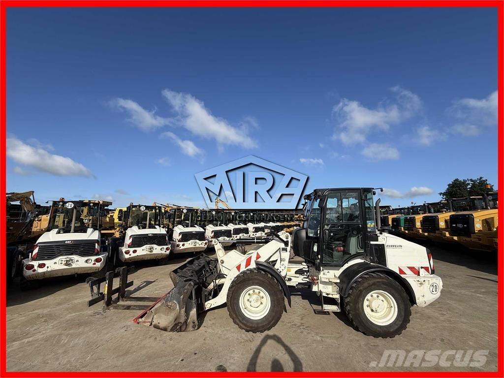 CAT 908M Gumikerekes homlokrakodók