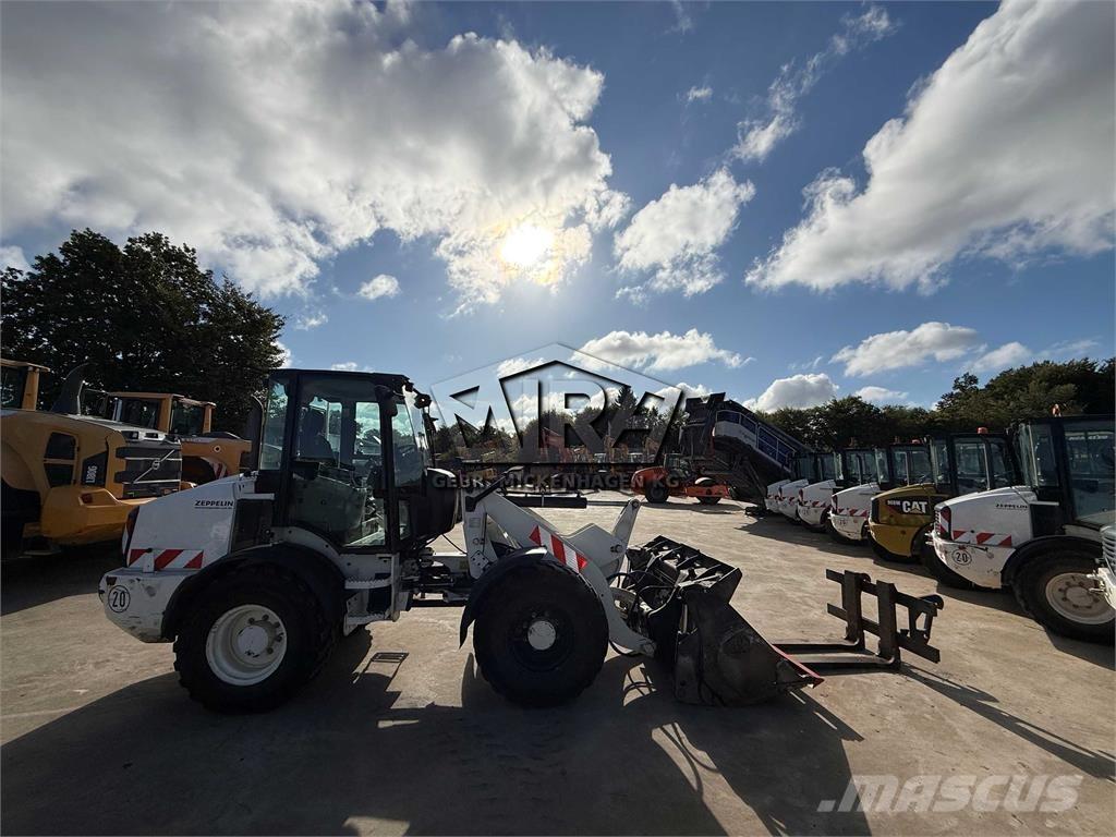 CAT 908M Gumikerekes homlokrakodók