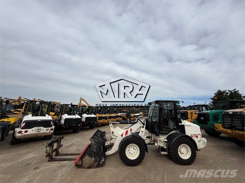 CAT 908M Gumikerekes homlokrakodók