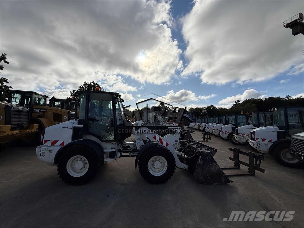CAT 908M Gumikerekes homlokrakodók