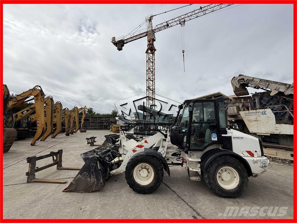 CAT 908M Gumikerekes homlokrakodók