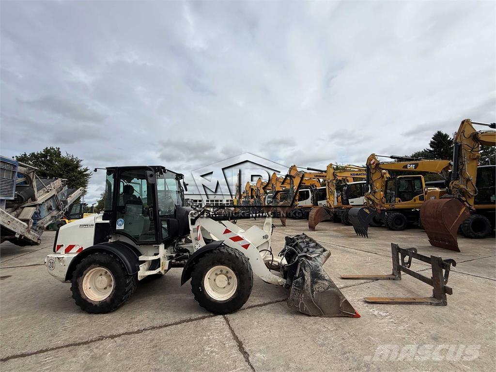 CAT 908M Gumikerekes homlokrakodók