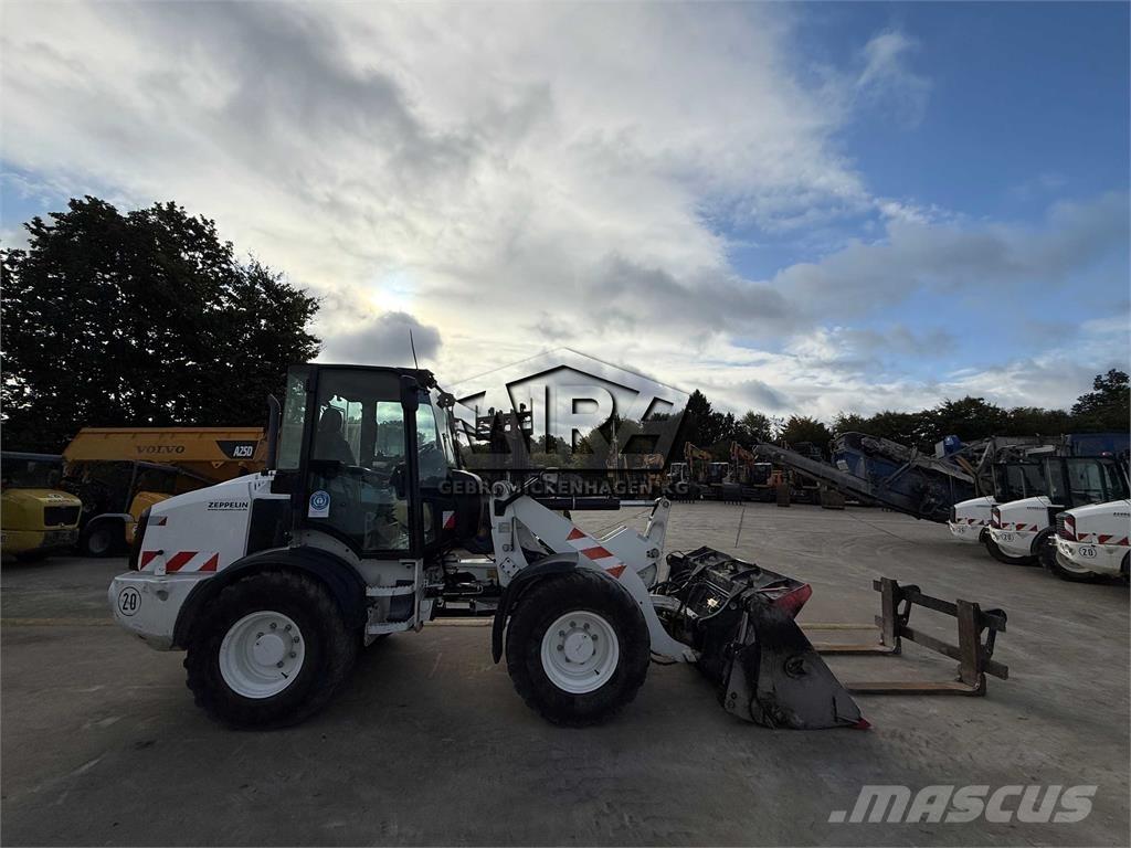 CAT 908M Gumikerekes homlokrakodók