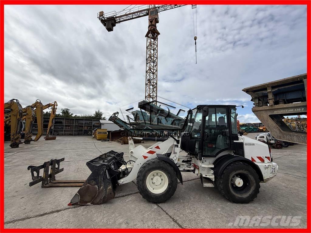CAT 908M Gumikerekes homlokrakodók