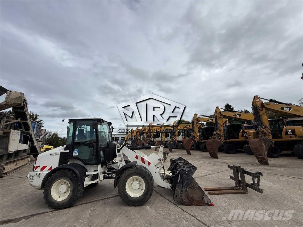 CAT 908M Gumikerekes homlokrakodók