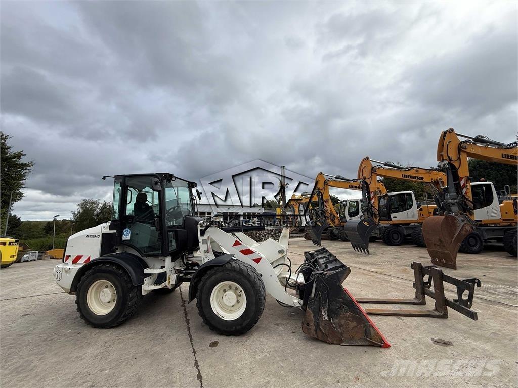 CAT 908M Gumikerekes homlokrakodók