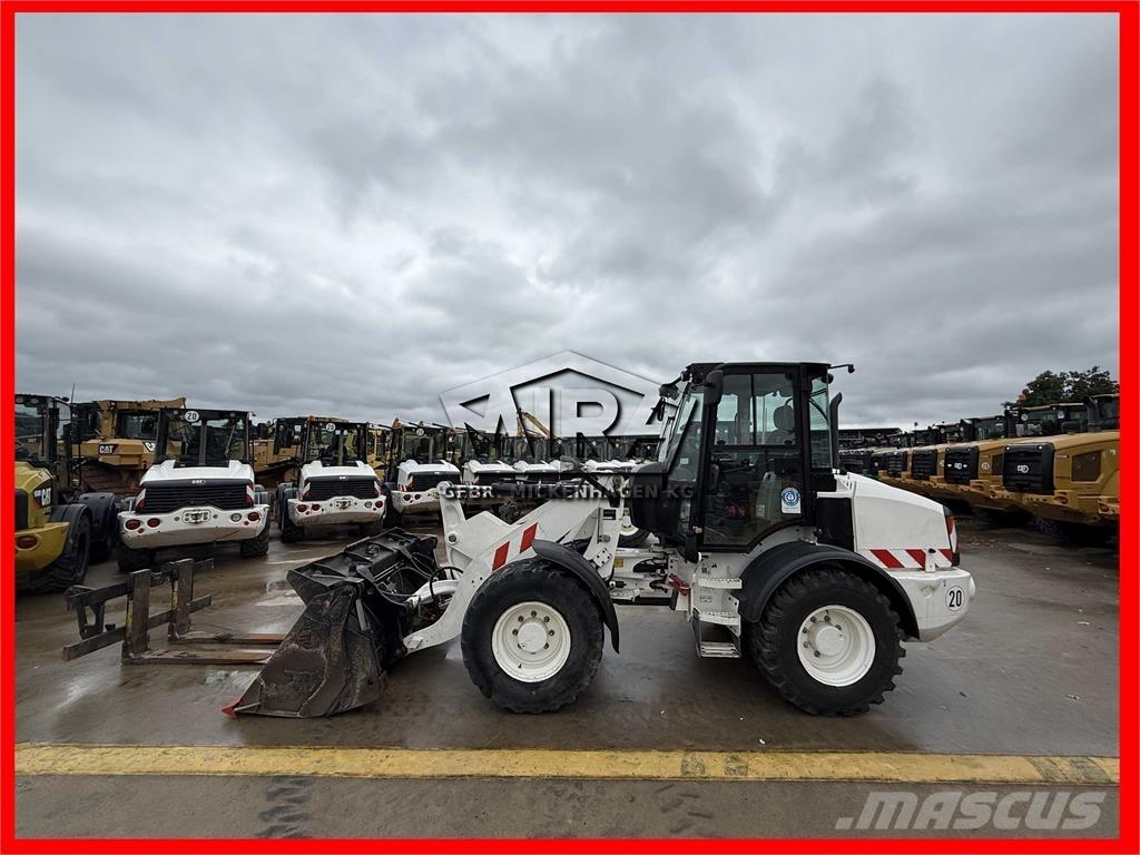CAT 908M Gumikerekes homlokrakodók