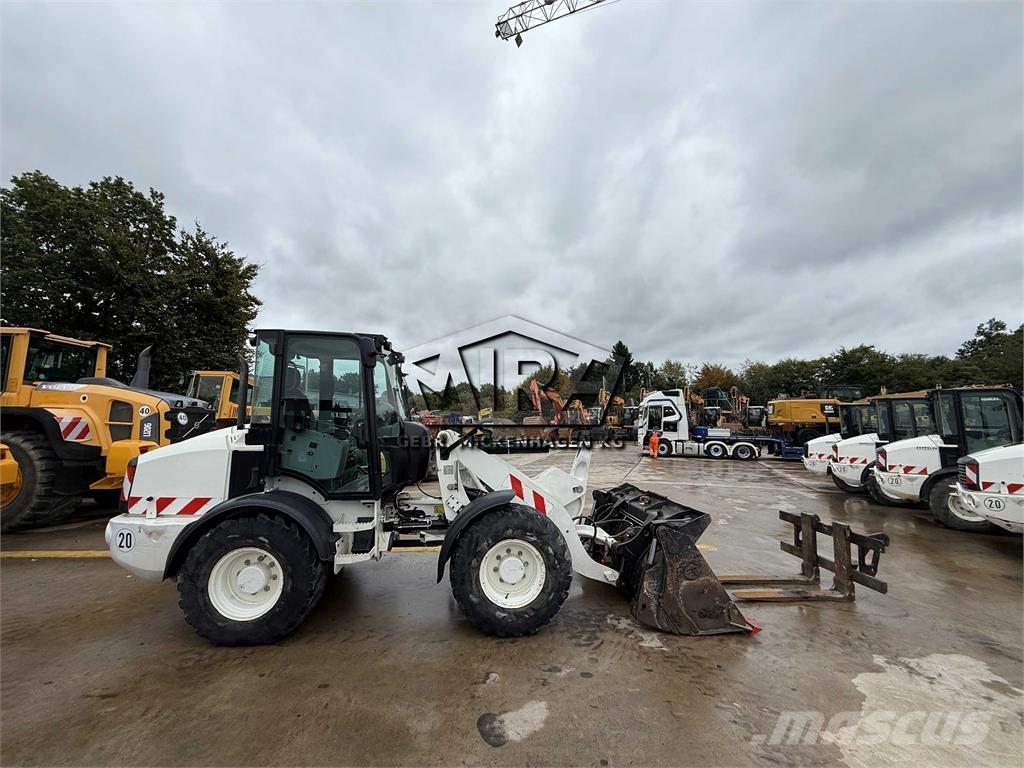 CAT 908M Gumikerekes homlokrakodók