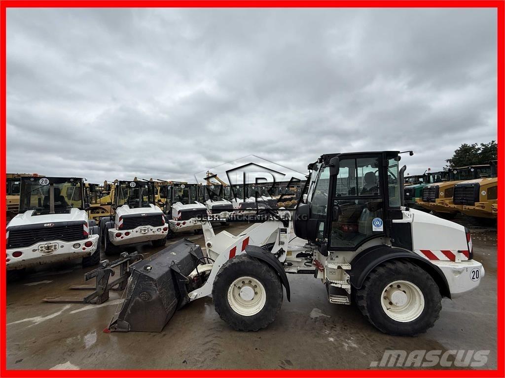 CAT 908M Gumikerekes homlokrakodók