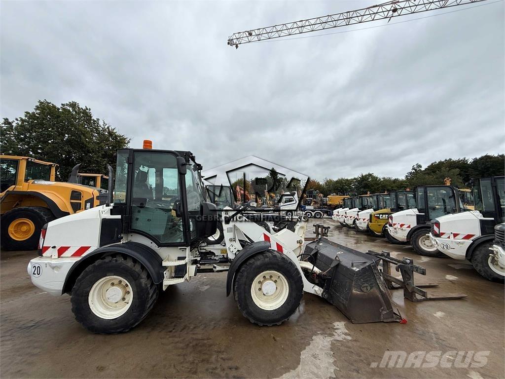 CAT 908M Gumikerekes homlokrakodók