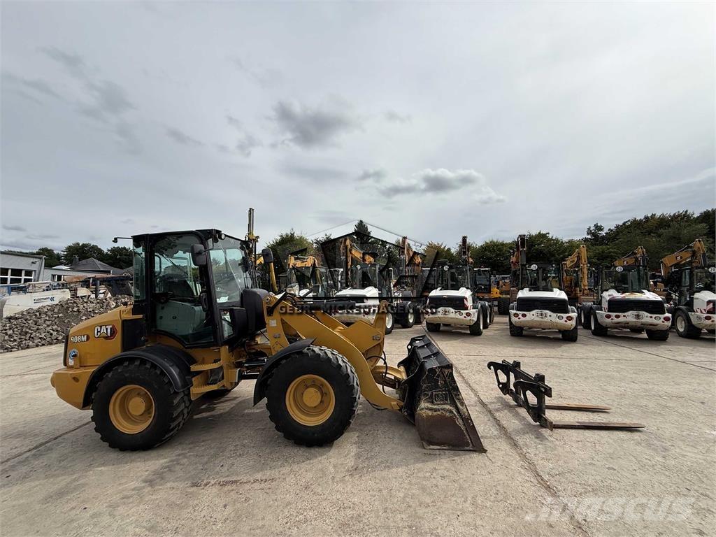 CAT 908M Gumikerekes homlokrakodók
