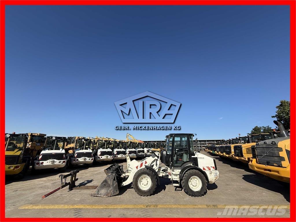 CAT 908M Gumikerekes homlokrakodók