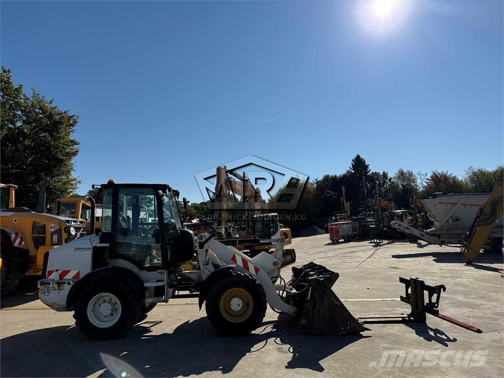 CAT 908M Gumikerekes homlokrakodók