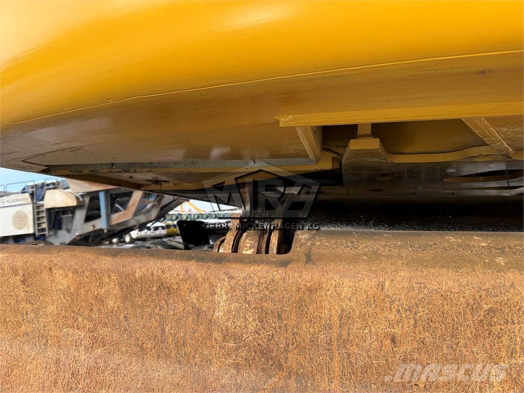 CAT M 318 D Gumikerekes kotrók