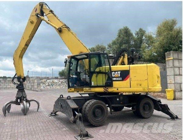 CAT 3022 Gumikerekes kotrók