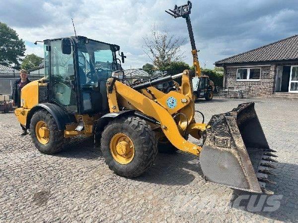 CAT 906M Gumikerekes homlokrakodók