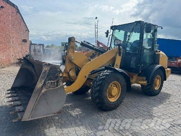 CAT 906M Gumikerekes homlokrakodók