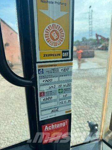 CAT 906M Gumikerekes homlokrakodók